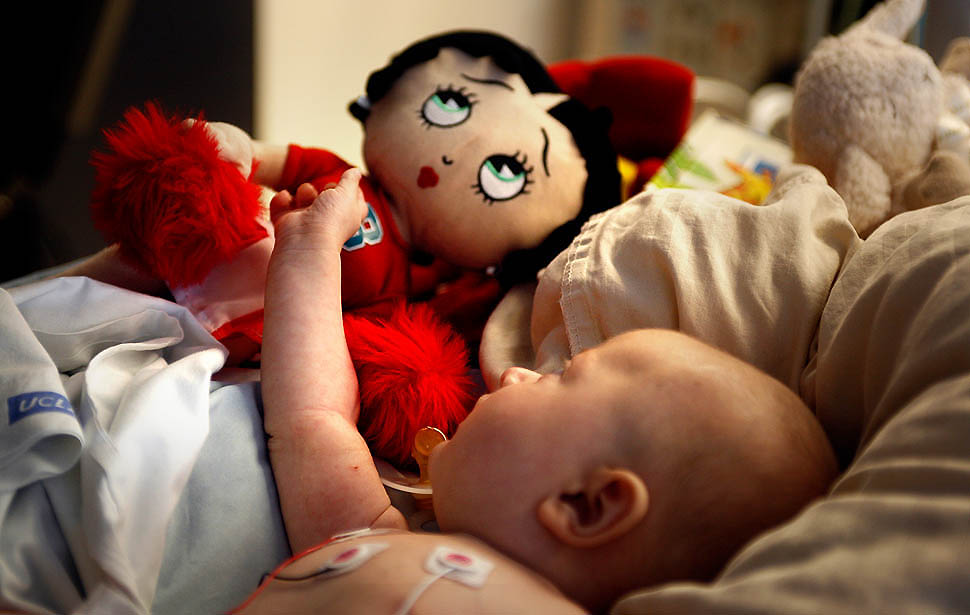 Спасая маленькие жизни. Младенец спасает родителей игра. Игра спасать маленького мальчика от кукол. Ролик плюшевая игрушка спасает мальчика от страшного сна.