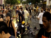 Водитель сбивает толпу велосипедистов в Бразилии
