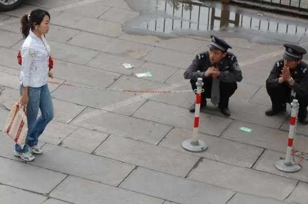 Китайские полицейские бдят за порядком (4 фото)