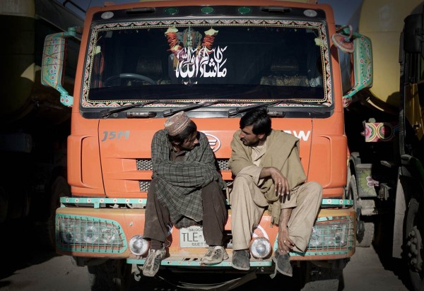 Будни водителей автоцистерн в Афганистане (13 фото)