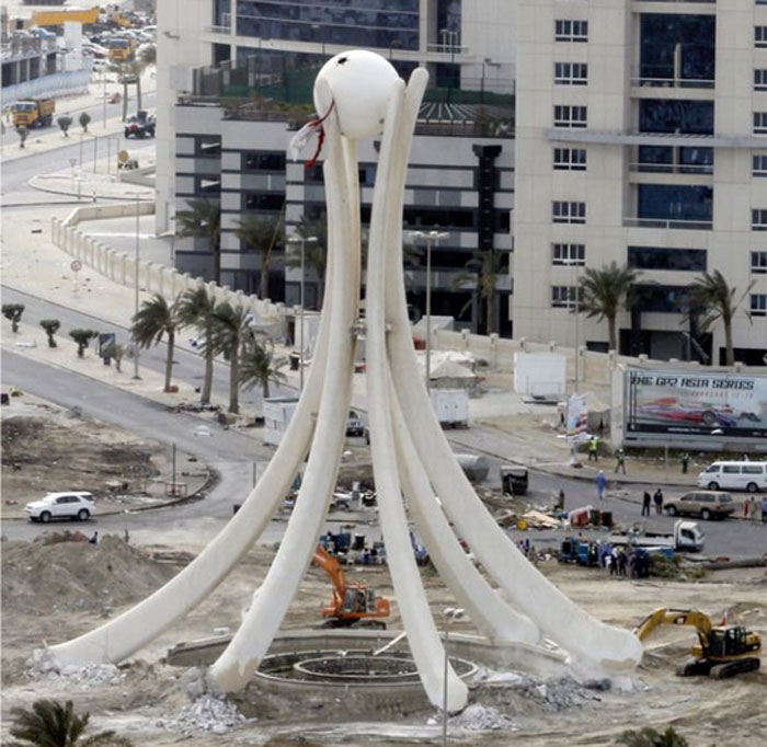 Сносят скульптуру-жемчужину в Бахрейне (5 фото)