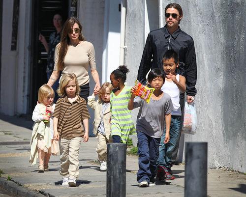 Брэд Питт и Анджелина Джоли с детьми в Новом Орлеане