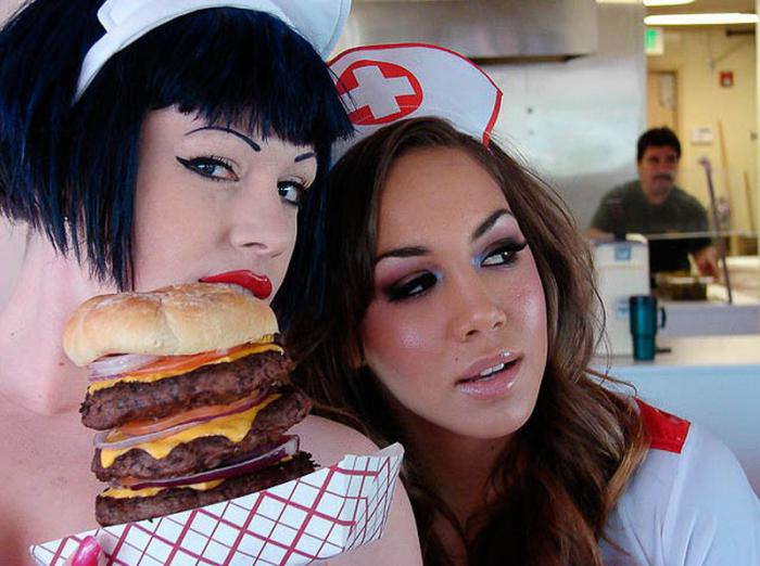 Девушки из ресторана Heart Attack Grill (35 фото)