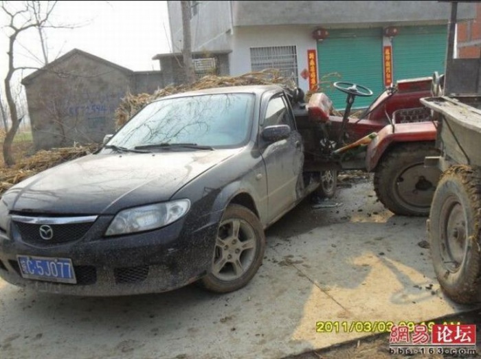 Трактор против автомобиля (6 фото)