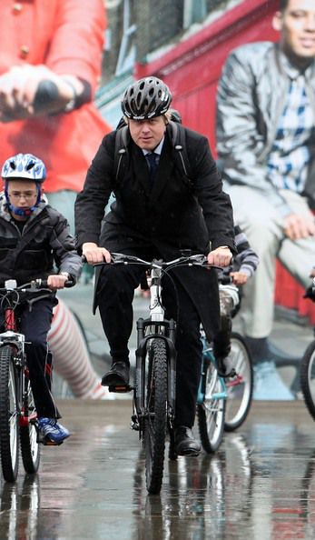 Мэр Лондона Борис Джонсон с удовольствием передвигается по городу на велосипеде