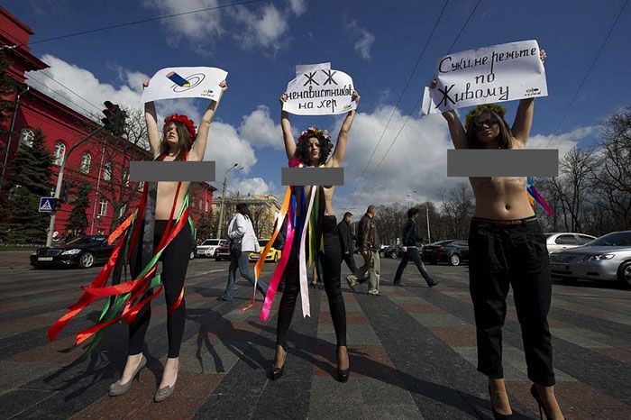 Женское движение FEMEN "По живому не режьте"