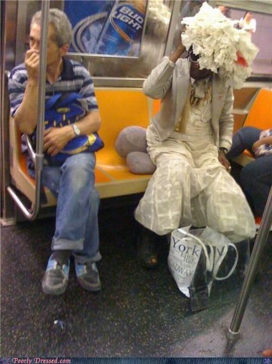 Смешно одетые люди в метро
