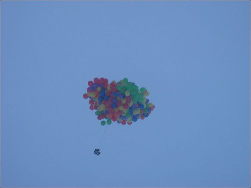 Воздушный шарик наполненный гелием взлетает в воздухе. Сколько надо воздушных шариков чтобы поднять человека. Человека подняли на шариках.