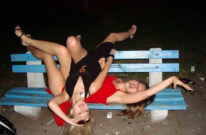 Пьяные девушки на вечеринках (64 фото)