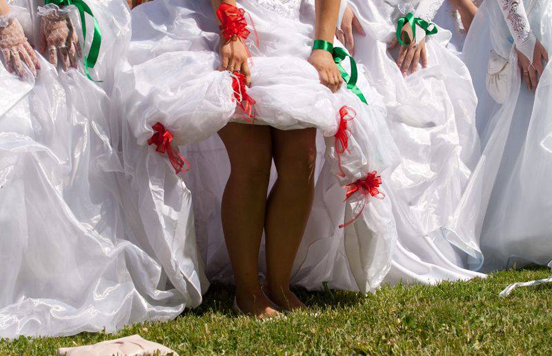 Цветок сбежавшая невеста. Убегающая невеста фото. Забег в свадебных платьях. Сбежавшая невеста картинки. Невеста Эстония.