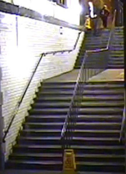 Пьяный парень упал с лестницы (9 фото)