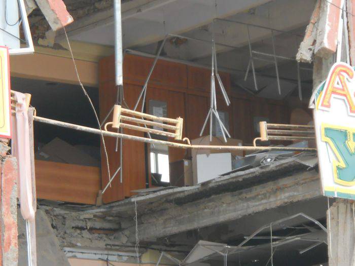 В Кургане произошел обвал стены в торговом центре (7 фото)