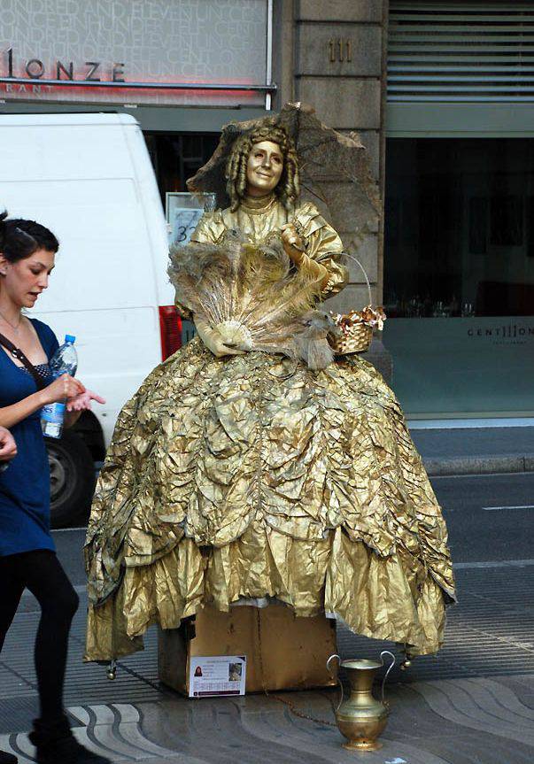 Живые статуи на улице Барселоны
