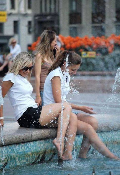 Девушки купающиеся в фонтанах