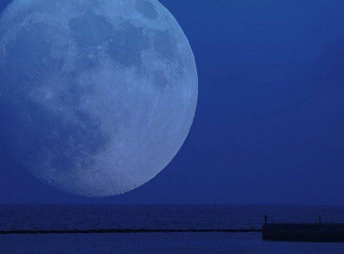 В глубине неба луна. Голубая Луна. Голубая Луна фото. La Lune голубой. Голубая Луна и сад.
