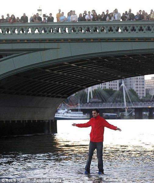 Британский иллюзионист прогулялся по Темзе (4 фото)