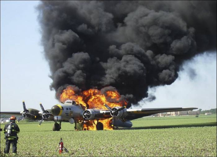 Легендарный бомбардировщик B-17 в огне (7 фото)