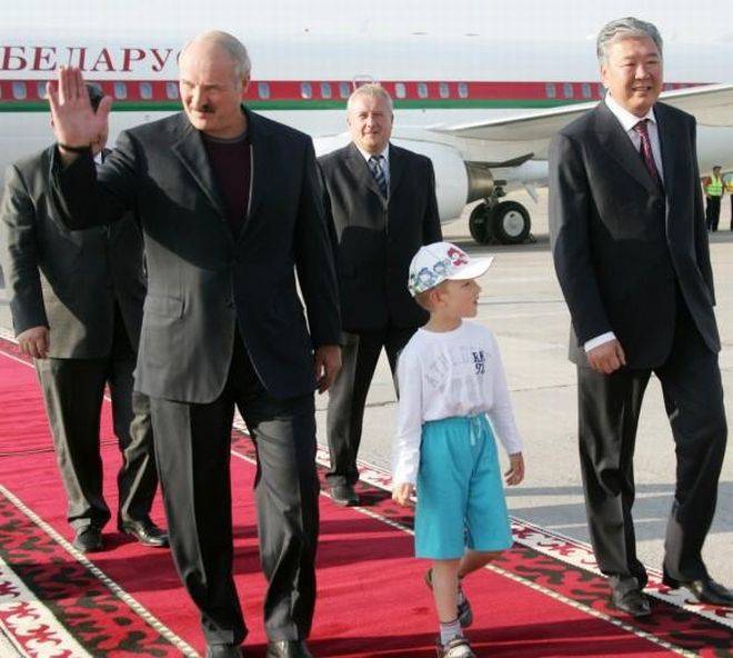 Коля Лукашенко везде рядом с батькой (10 фото)