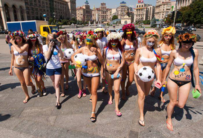 FEMEN устроили массовое купание в фонтане
