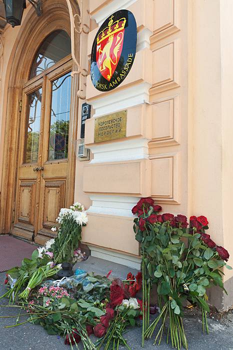 Россияне несут цветы к посольству Норвегии (8 фото)