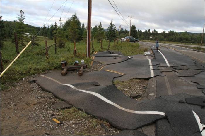 Дорога после урагана (2 фото)