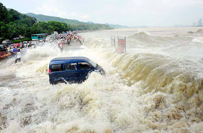 Бушующие волны Цяньтан реки (28 фото)