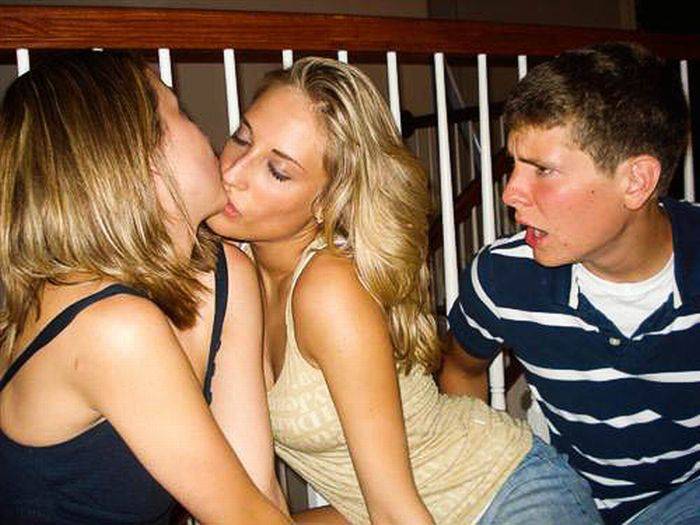 Испорченные фото с целующимися девушками