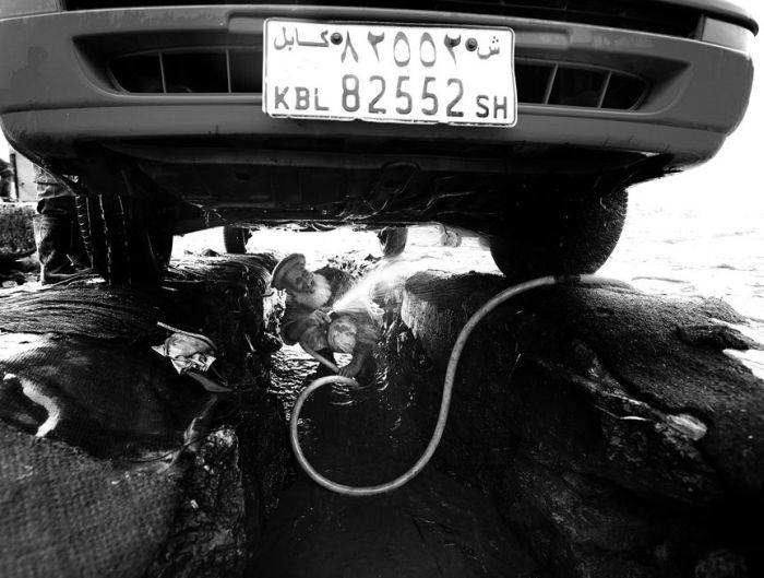 Как моют машины в Афганистане (20 фото)