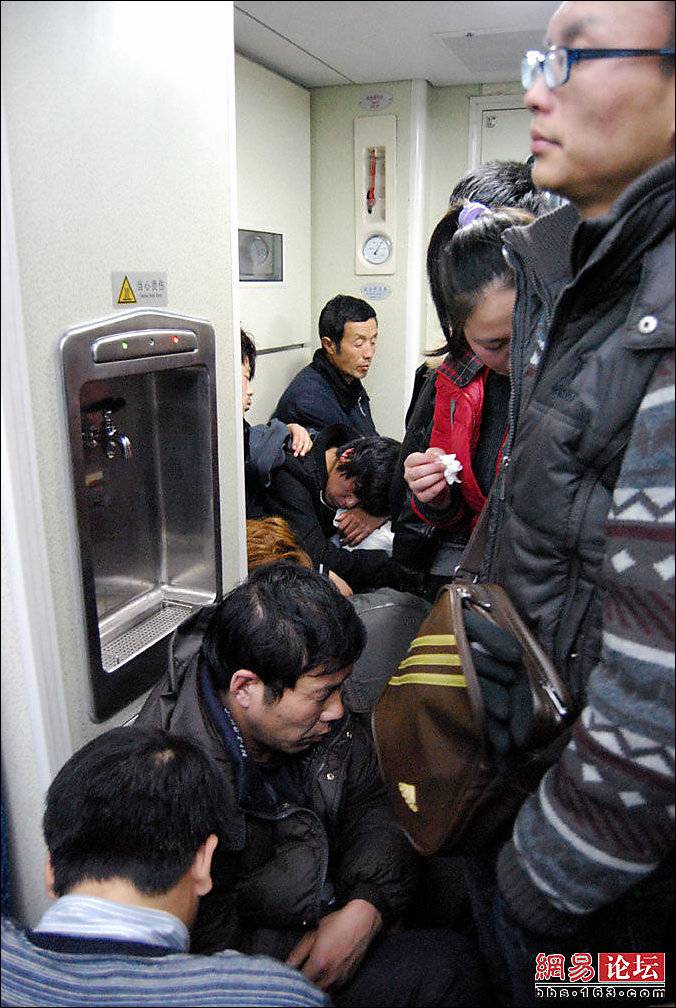 Как китайцы ездят в поездах (14 фото)