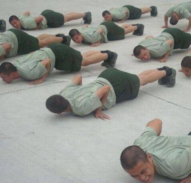 Тренировки в китайской армии (21 фото)