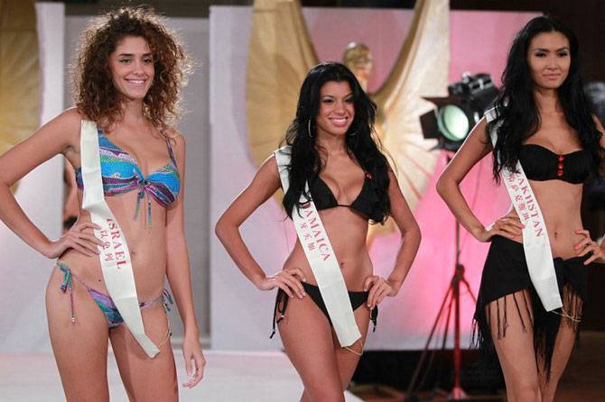 Конкурсантки с «Мисс Мира 2011» в купальниках