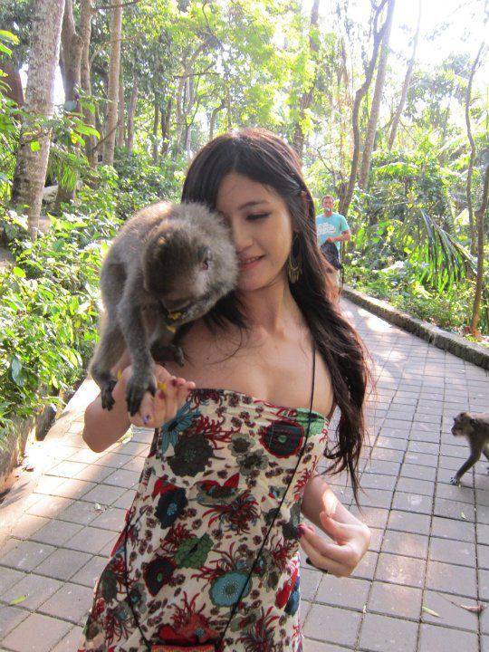 Девушка и обезьянки