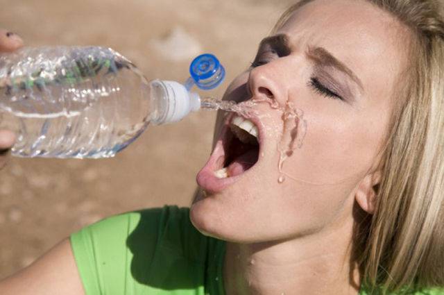 Не умеют девушки пить из пластиковых бутылок (19 фото)
