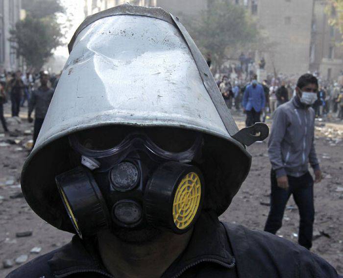 Защитные средства протестантов в Египте (26 фото)