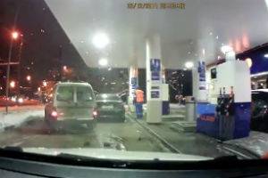 Женщины на заправке бывают разные