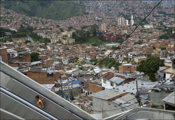 В колумбийских трущобах появились эскалаторы (5 фото)