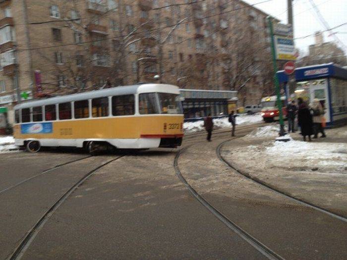 В Москве трамвай пошел на обгон