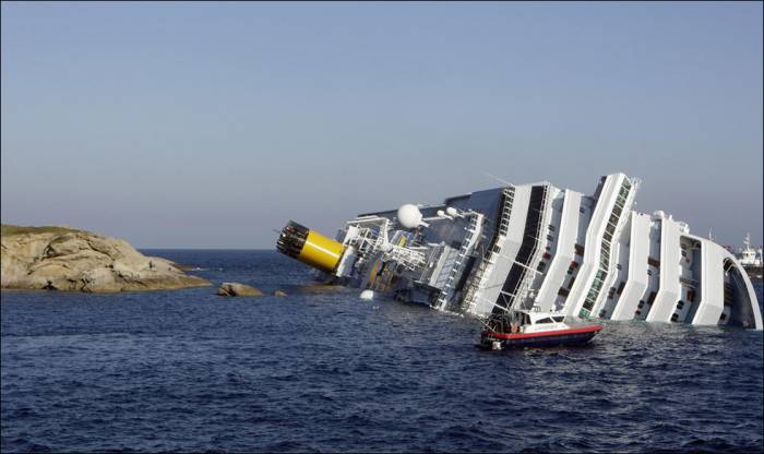Costa Concordia наткнулся на каменный риф (19 фото)