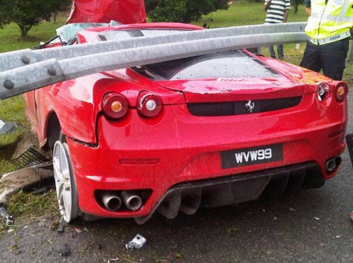 Разбитая Ferrari F430 (6 фото)