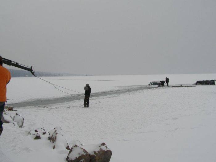 Утопленные Hummer H2 в озере Балатон (12 фото)