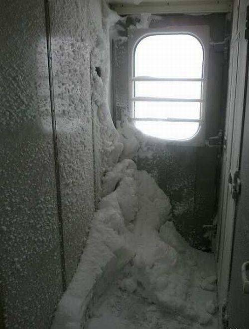 Путешествие зимой на поезде (4 фото)