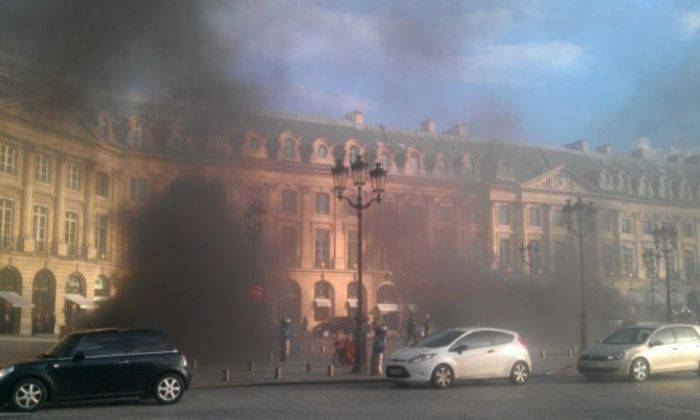 Пожар на многоуровневой парковке в Париже (11 фото)
