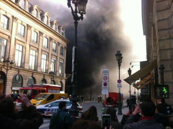 Пожар на многоуровневой парковке в Париже (11 фото)