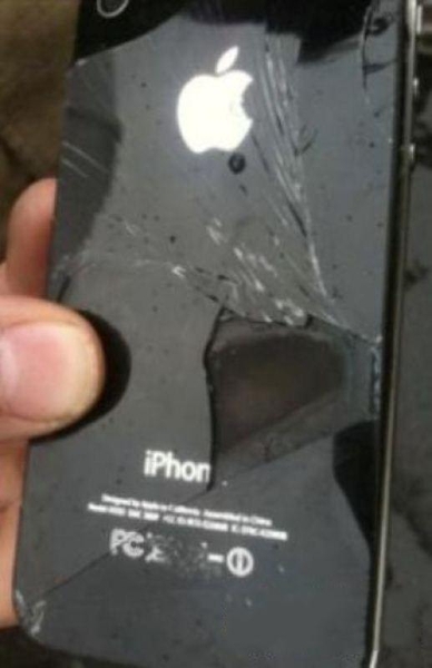 iPhone взорвался в руках (3 фото)