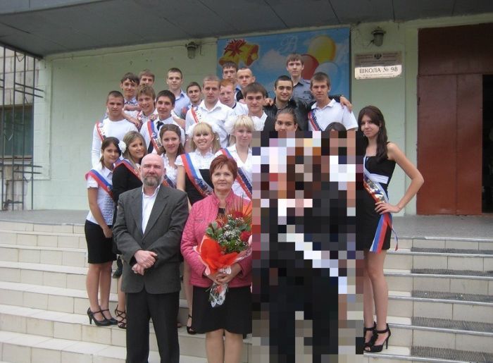 Необычное выпускное платье (2 фото)