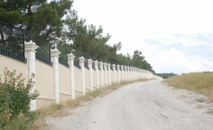 Забор вокруг дворца Патриарха растет (9 фото)