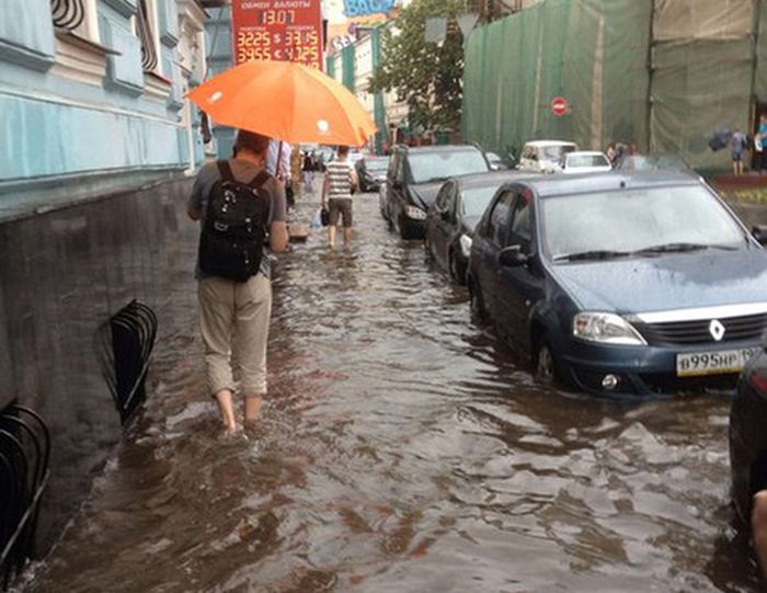Центр Москвы затопило (12 фото)