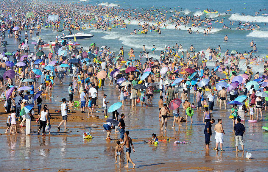 Пляж китай много людей