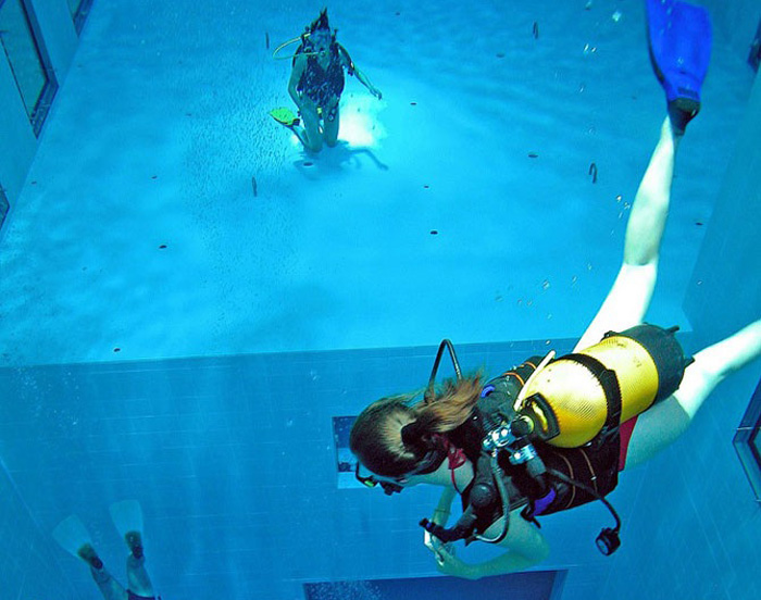 Как драйвер покорил самый глубокий бассейн в мире