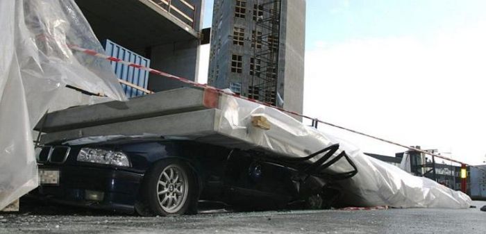На BMW упала плита в 40 тонн (5 фото)